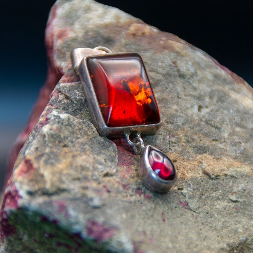 Amber Pendant in 925 with beautiful inclusions - minimalist with tear drop