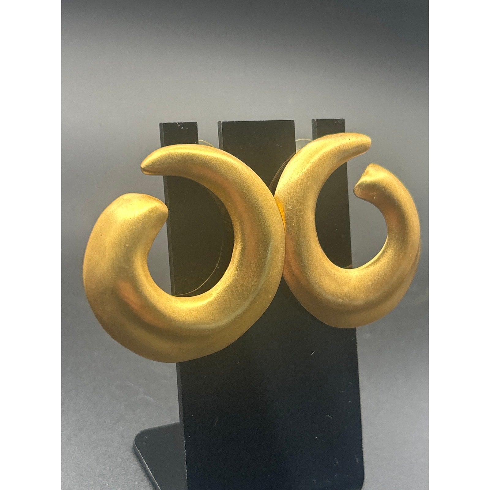Vintage Chunky Gold Swirl Earrings | Retro Ribbed Door Knocker Hoops