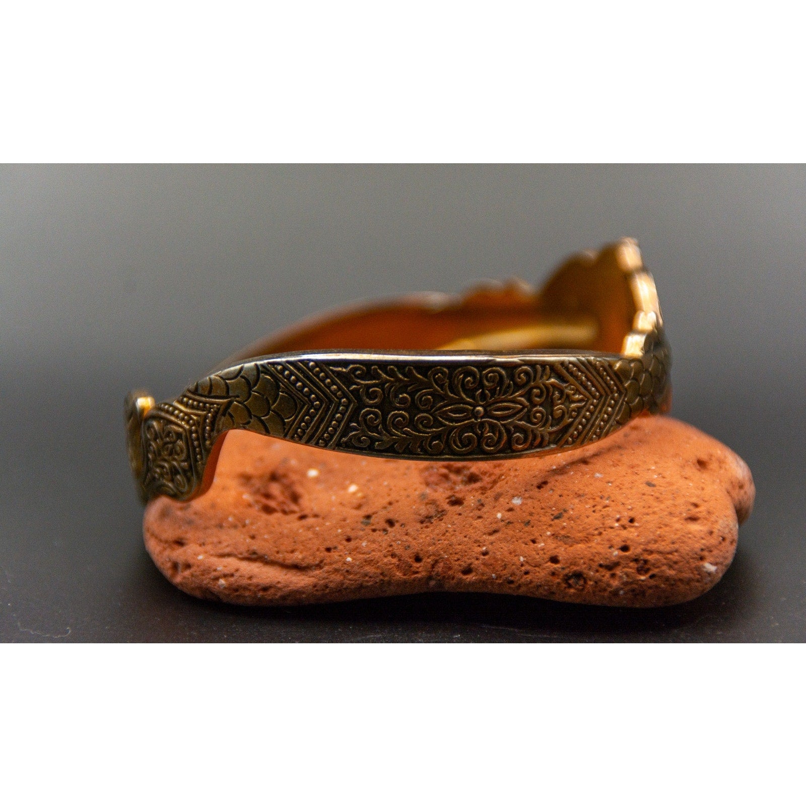 Vintage 80s Brass Tone Damascene Bohemian Snake Cuff - Peakham Seamless - 7"
