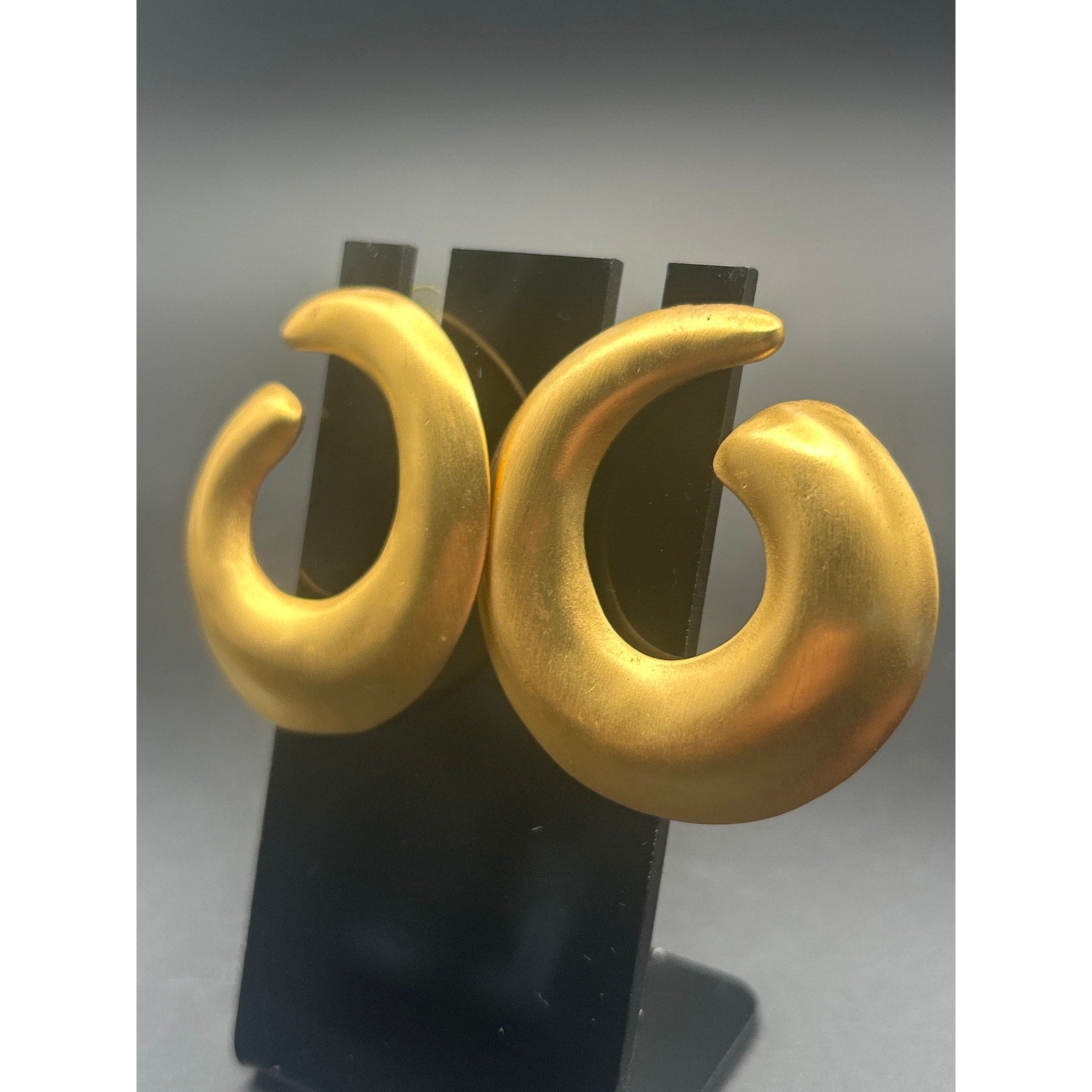 Vintage Chunky Gold Swirl Earrings | Retro Ribbed Door Knocker Hoops